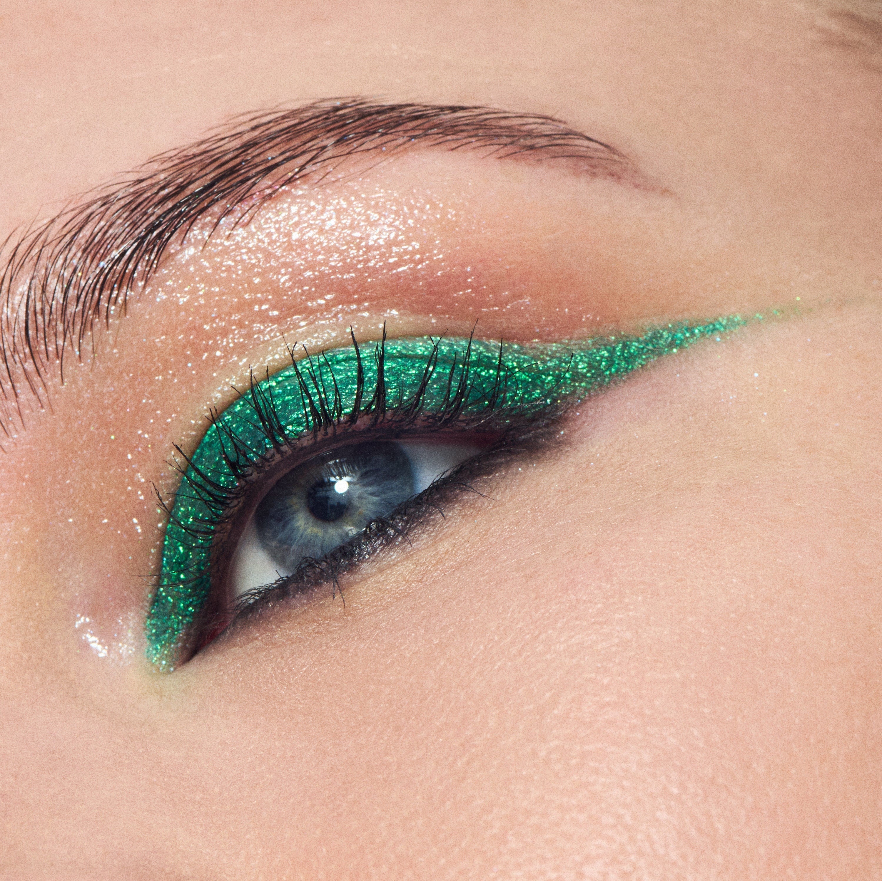 M.A.C Dazzleshadow Liquid Metallic Eyeshadow - Telepathic Teal, 22.5ml Buy at Indicrest Image 4